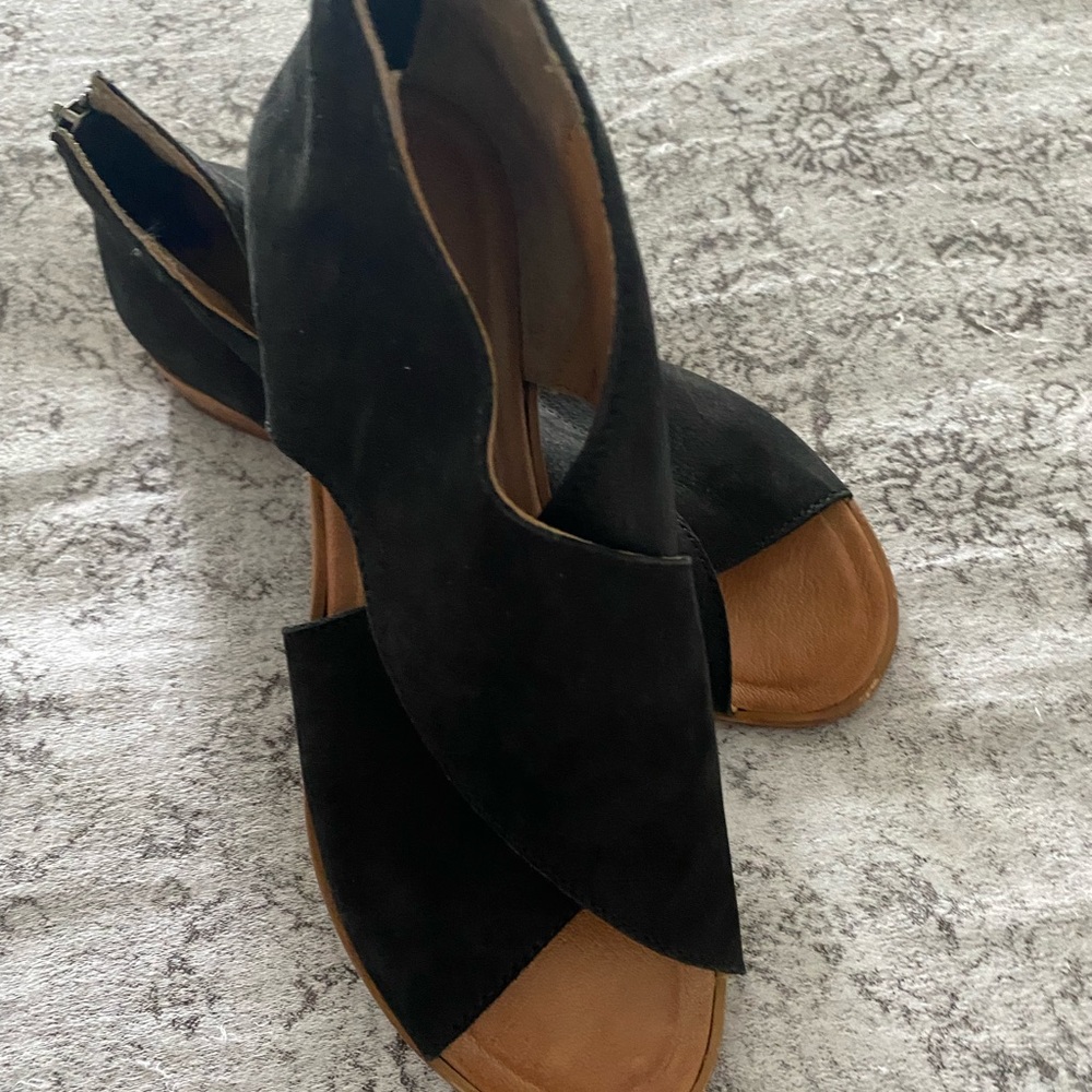 Band of Gypsies black suede peep toe flats size 7